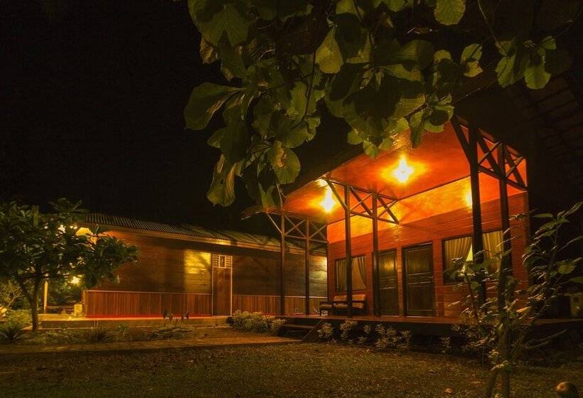 בית מלון כפרי Waisai Beach