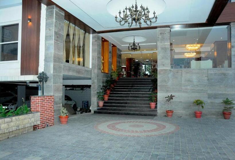 Отель Deventure Shimla Hills