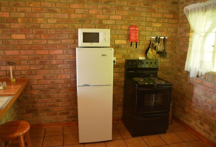 Отель Thaba Tsweni Lodge & Safaris