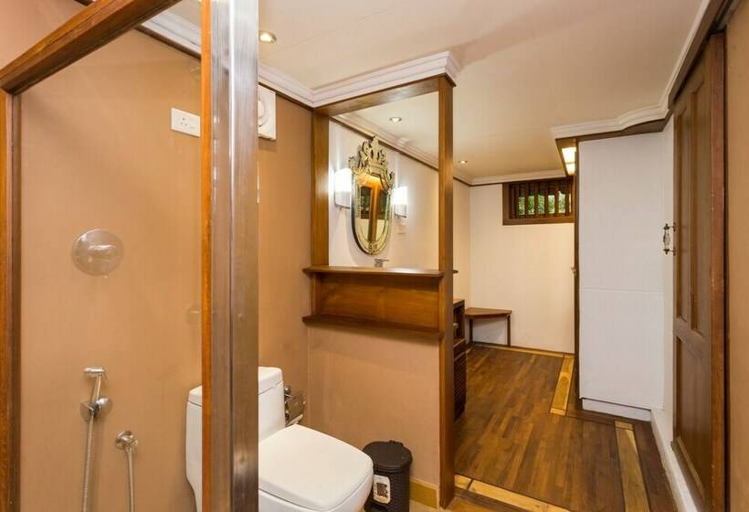 استراحتگاه Azure Tides Marari