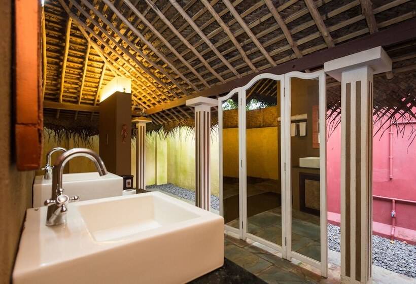 استراحتگاه Azure Tides Marari