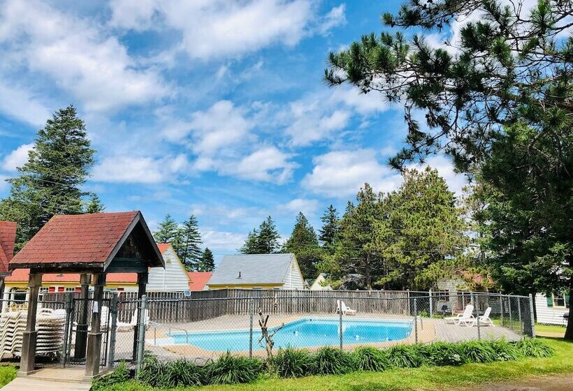 Green Gables Bungalow Court