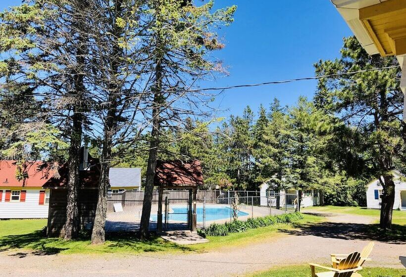 Green Gables Bungalow Court