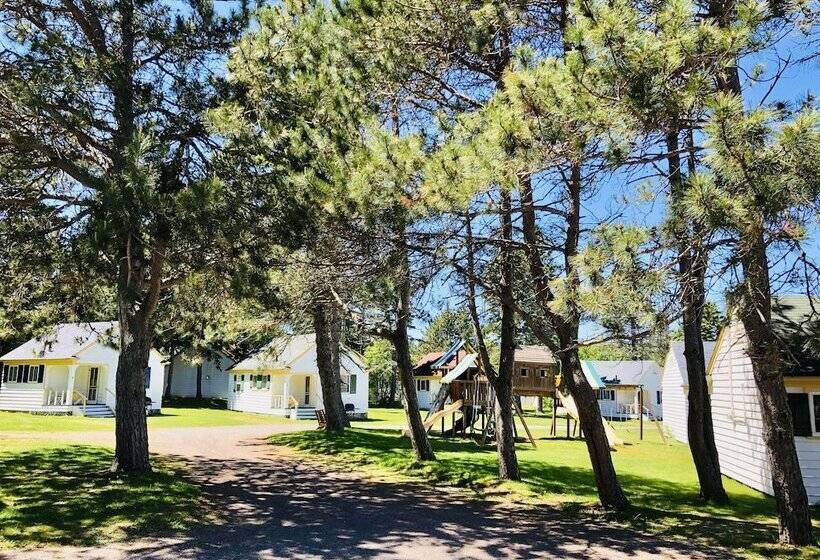 Green Gables Bungalow Court