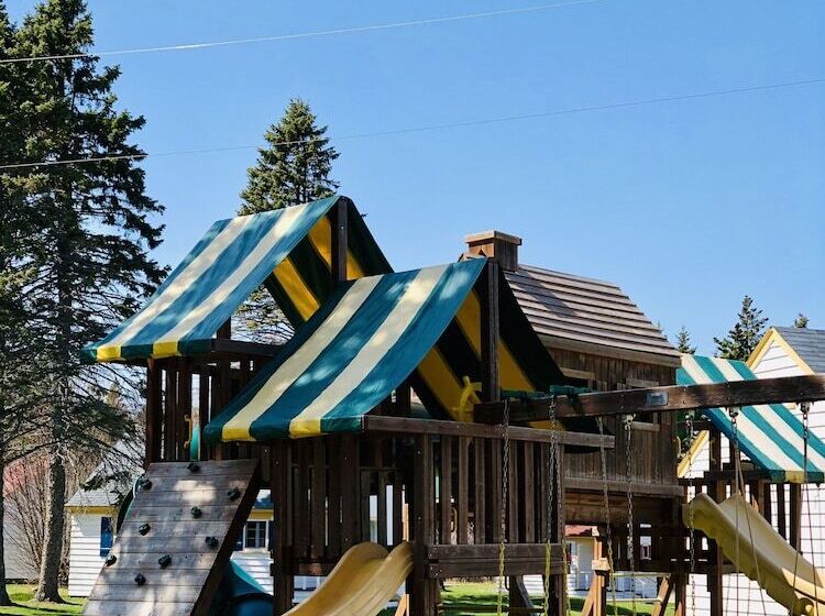 Green Gables Bungalow Court