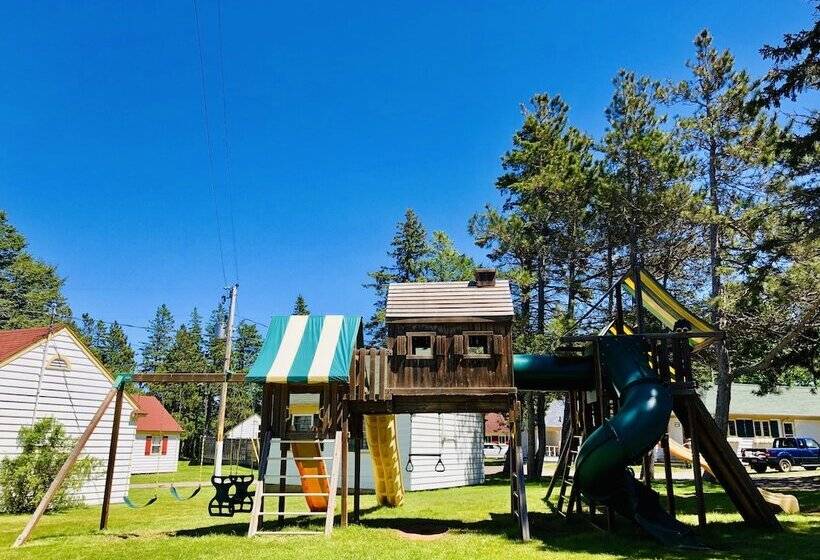 Green Gables Bungalow Court