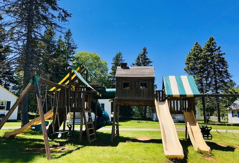 Green Gables Bungalow Court