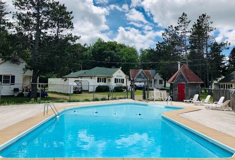 Green Gables Bungalow Court