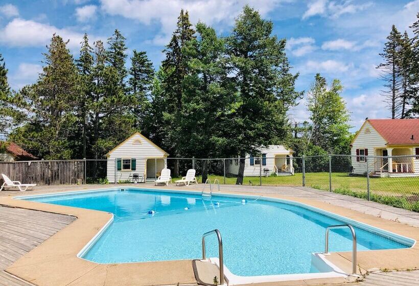 Green Gables Bungalow Court