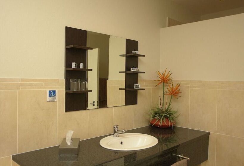 בית מלון כפרי Amanzingwe Lodge Conference Centre & Spa