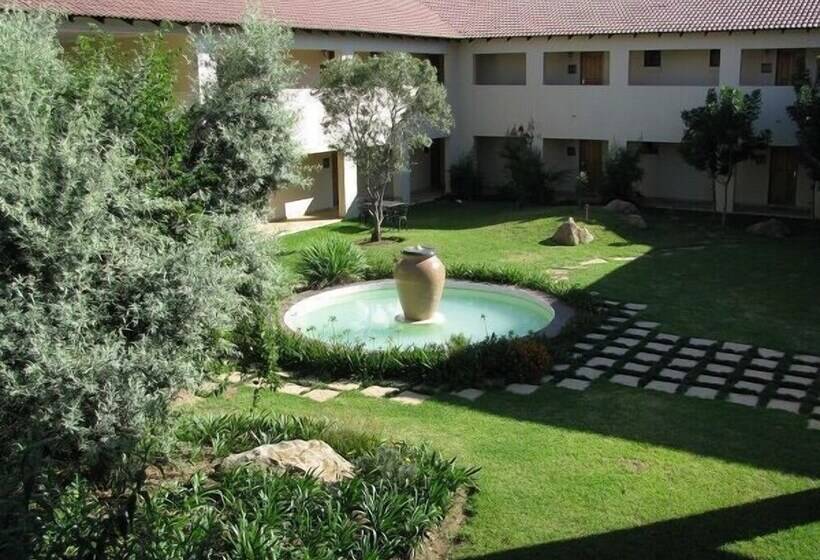 בית מלון כפרי Amanzingwe Lodge Conference Centre & Spa