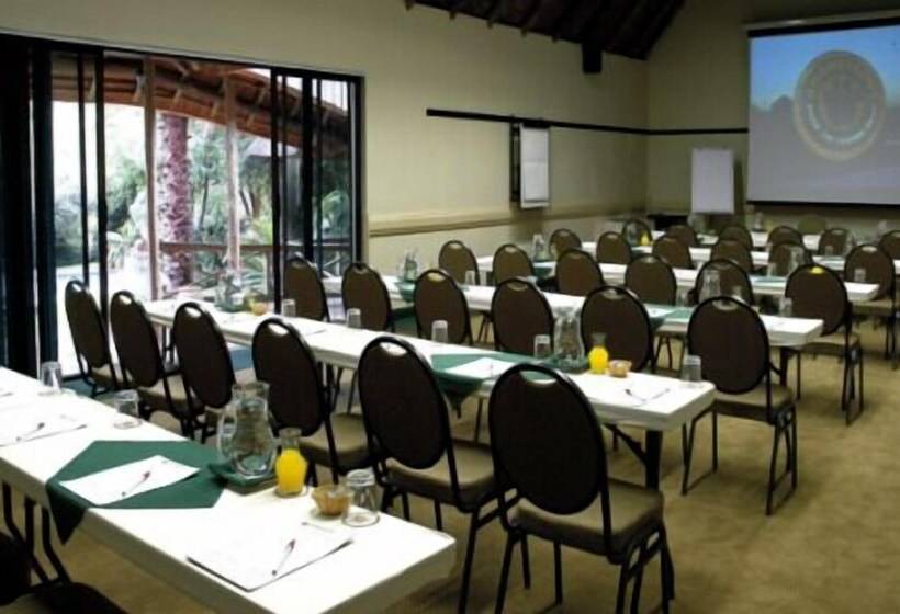 בית מלון כפרי Amanzingwe Lodge Conference Centre & Spa