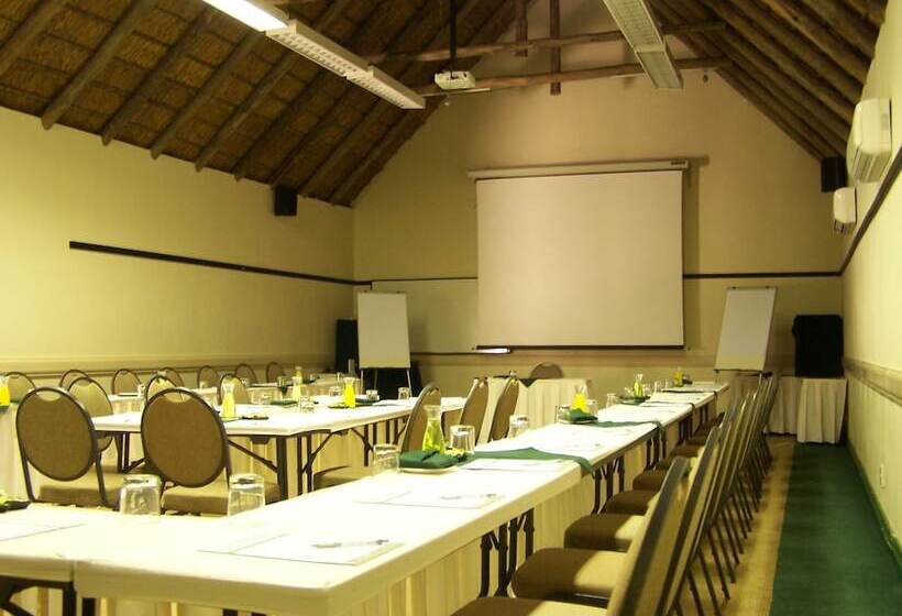 בית מלון כפרי Amanzingwe Lodge Conference Centre & Spa