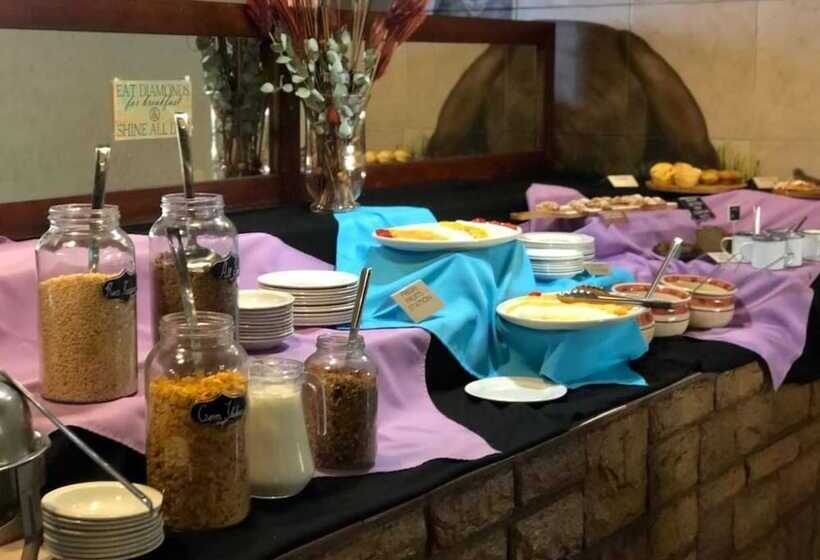 בית מלון כפרי Amanzingwe Lodge Conference Centre & Spa