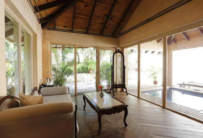 בית מלון כפרי Amritara Aura Resort & Spa