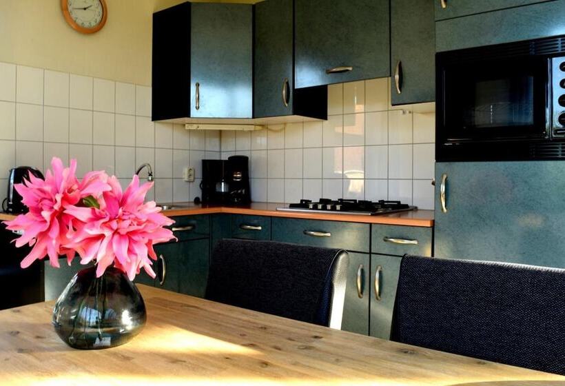 فندق Vakantiepark Hof Van Zeeland