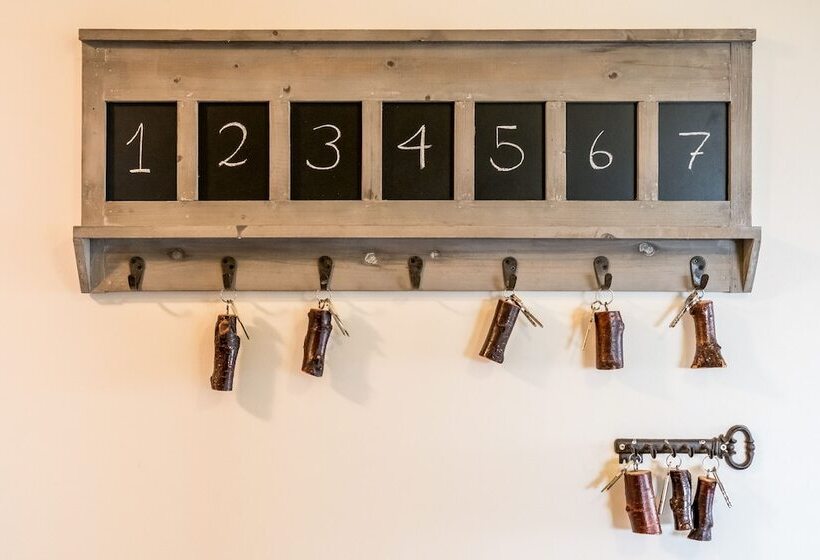 هتل Farmhouse Lodge