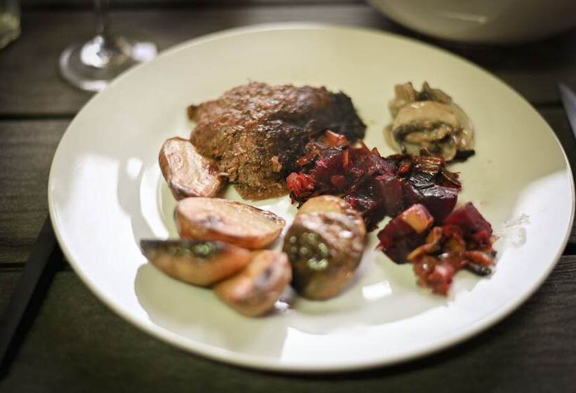 هتل Farmhouse Lodge