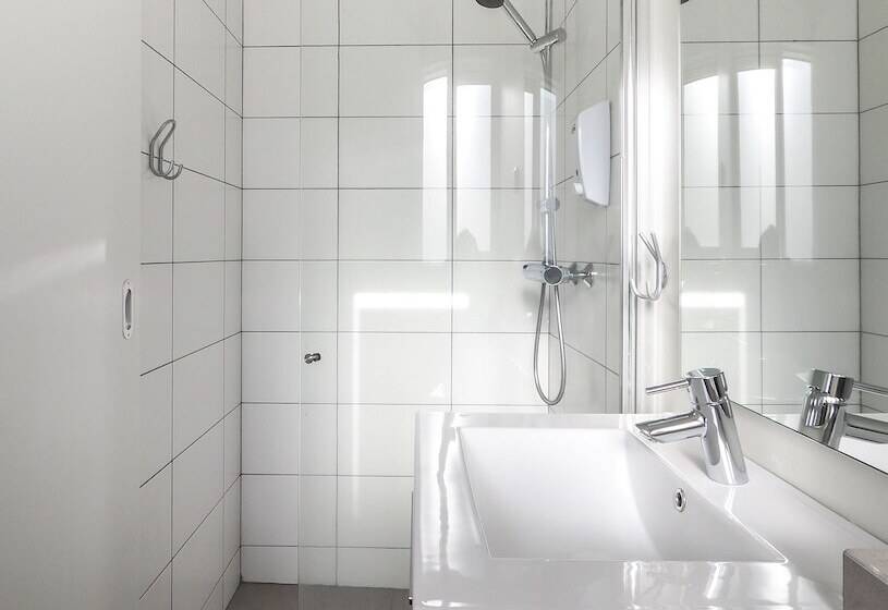 هتل Farmhouse Lodge