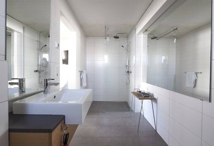 هتل Farmhouse Lodge