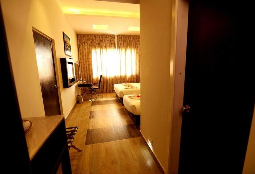 Отель Queens Inn