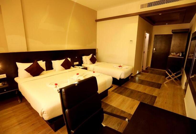 Отель Queens Inn