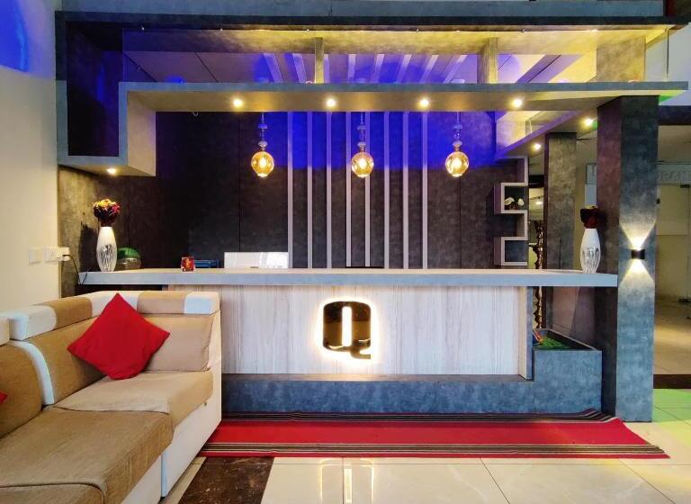 Отель Queens Inn