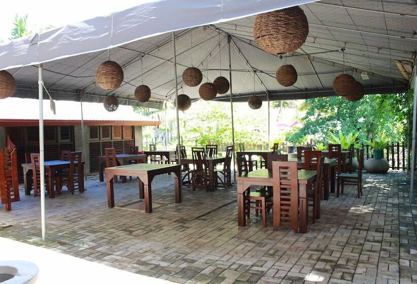 فندق Traveller's Lodge