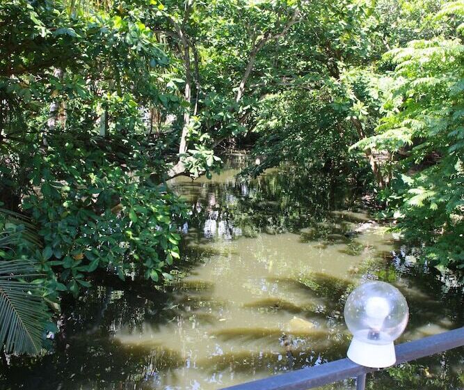 فندق Traveller's Lodge