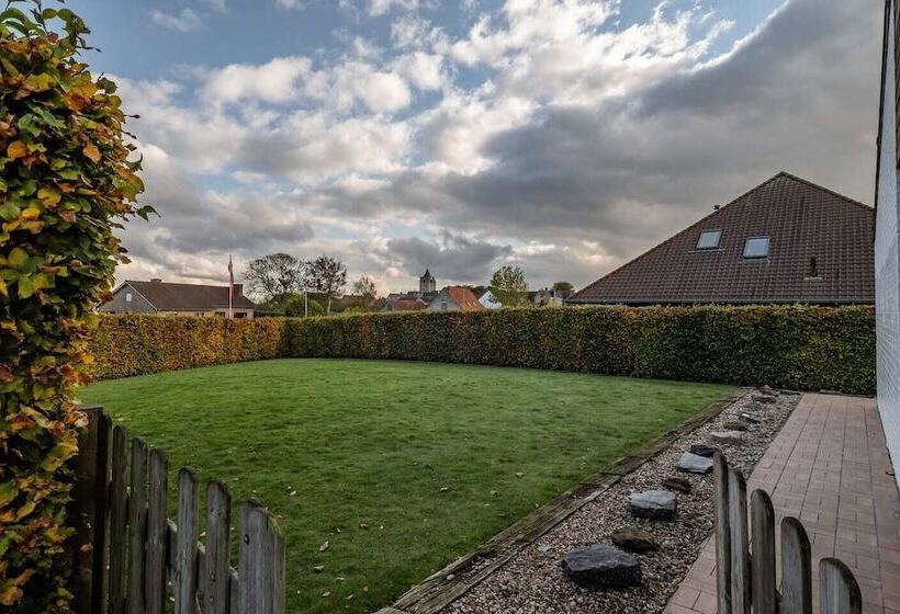 Пансион Flanders Fields Cottage Beveren