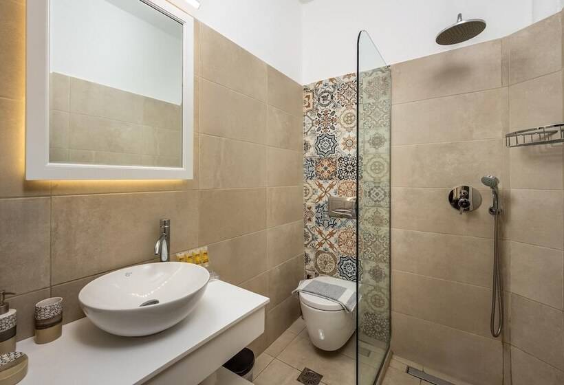 פנסיון Maravelia S Rooms