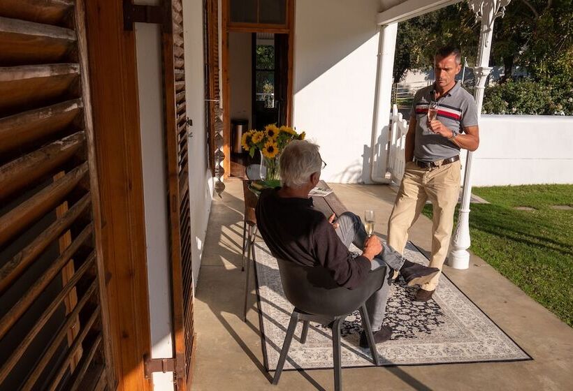 Пансион Merindol Manor