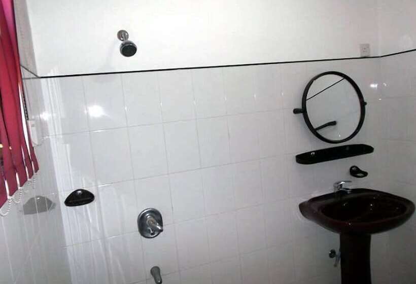 Пансион Thuvaraga Rest