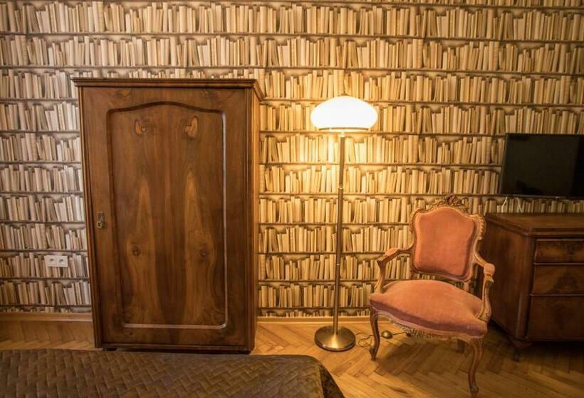 Scharffenberg Apartments Main Square