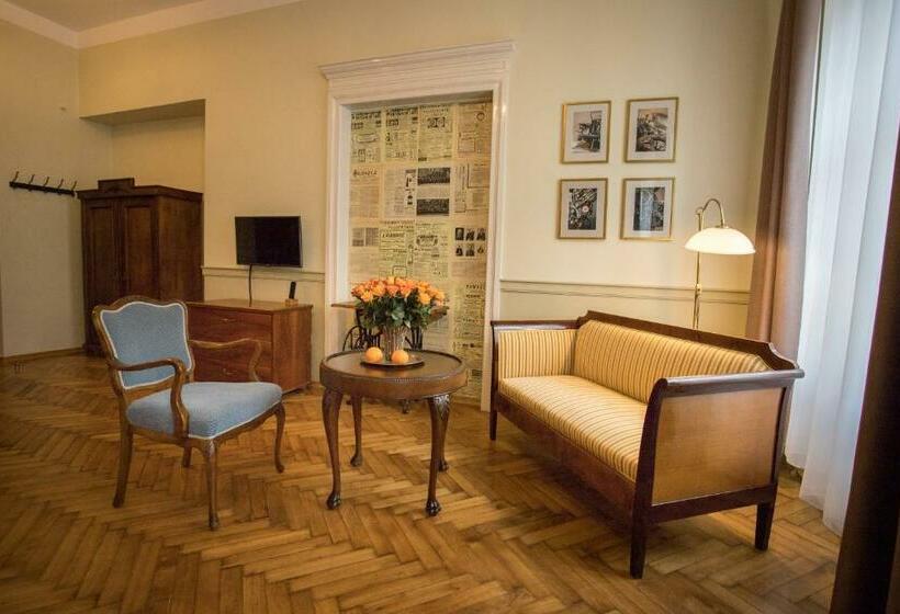 Scharffenberg Apartments Main Square