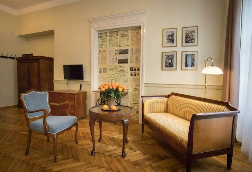 Scharffenberg Apartments Main Square