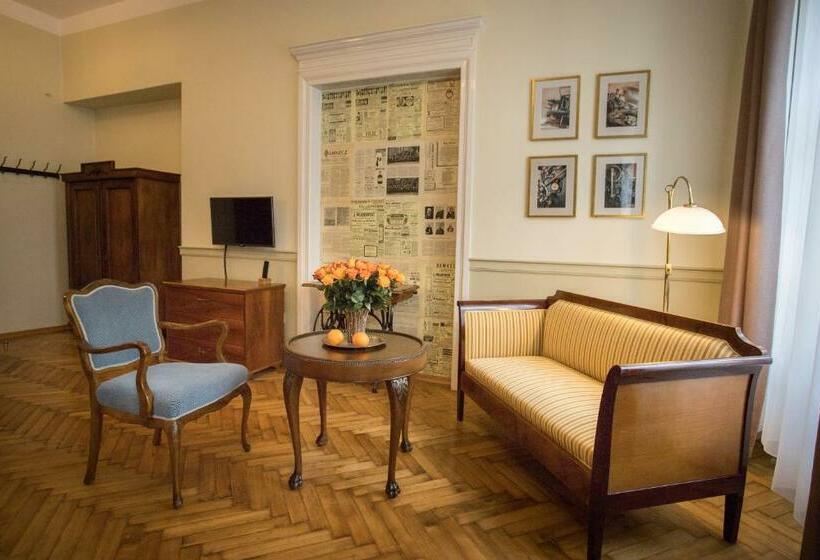 Scharffenberg Apartments Main Square