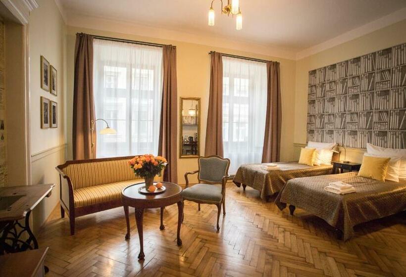 Scharffenberg Apartments Main Square