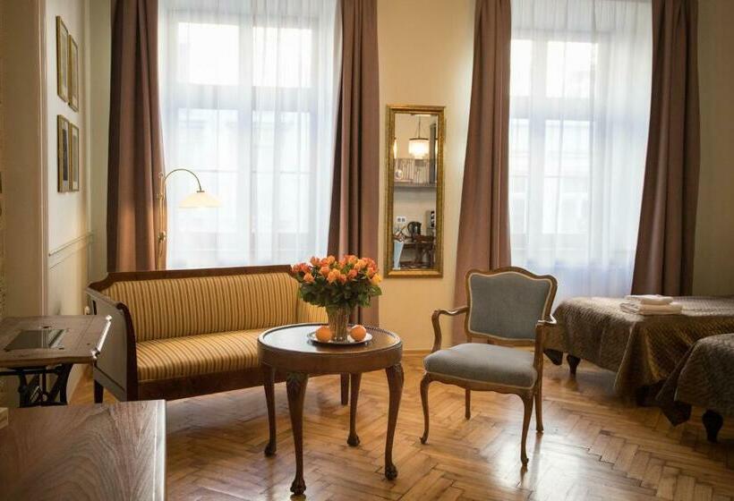 Scharffenberg Apartments Main Square