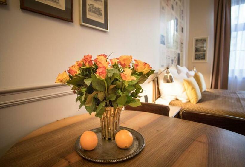 Scharffenberg Apartments Main Square