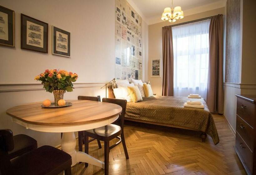 Scharffenberg Apartments Main Square