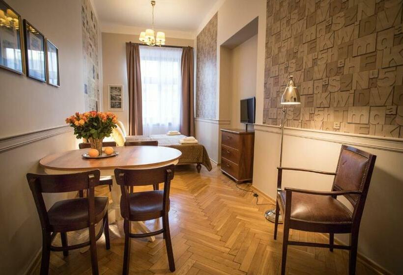 Scharffenberg Apartments Main Square