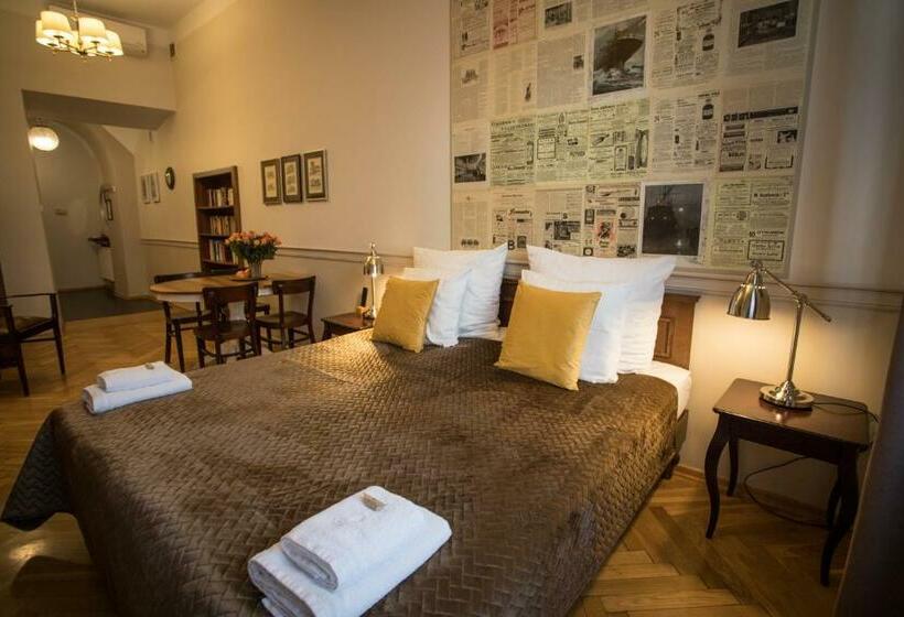 Scharffenberg Apartments Main Square