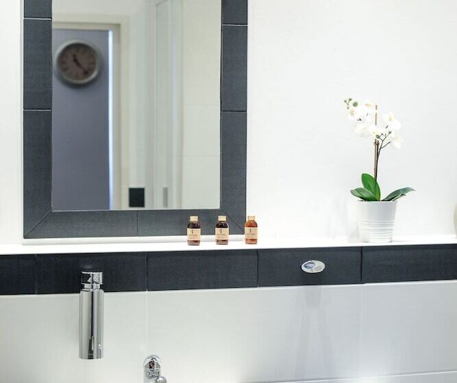 Scharffenberg Apartments Main Square