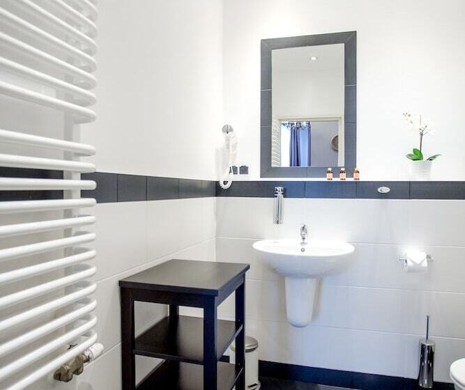 Scharffenberg Apartments Main Square