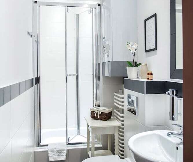 Scharffenberg Apartments Main Square