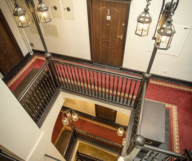 Scharffenberg Apartments Main Square