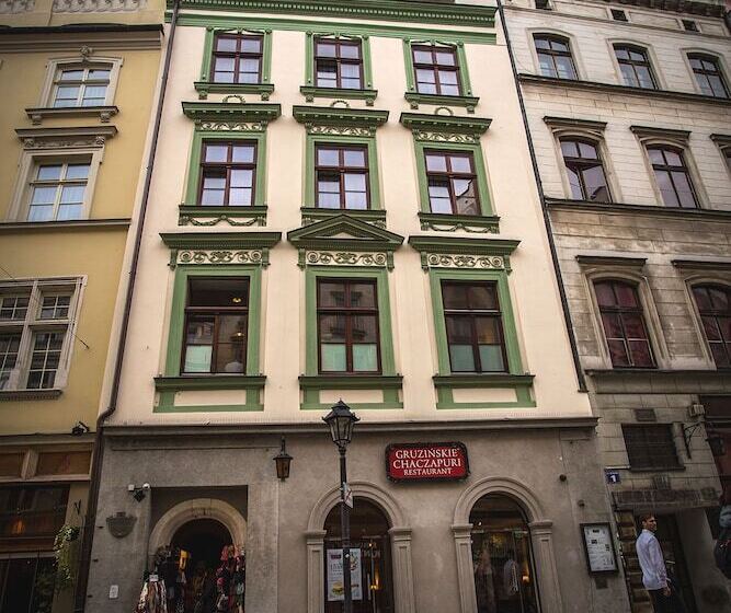 Scharffenberg Apartments Main Square