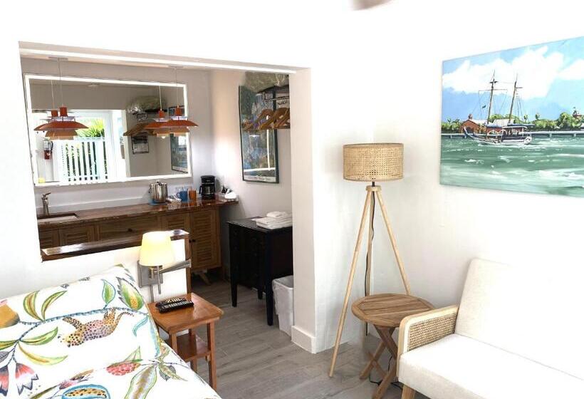 Отель Alexander Palms Court   No Hidden Resort Fees!