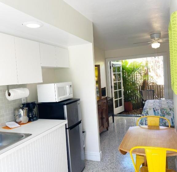 Отель Alexander Palms Court   No Hidden Resort Fees!